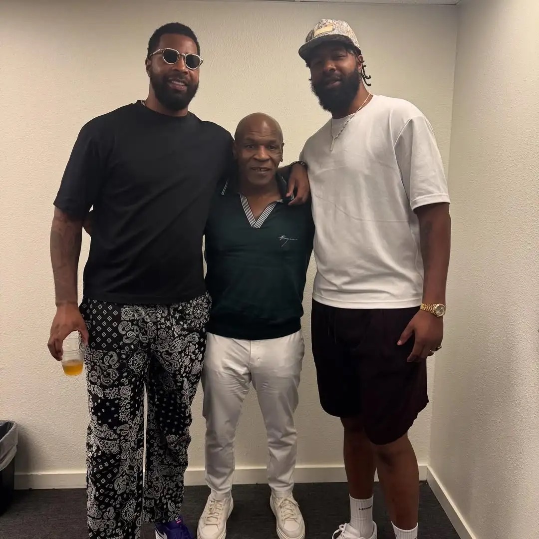 骑士我的观赛搭子nba花絮nba 骑士前球员小莫里斯晒出兄弟俩和拳王泰森的合影[