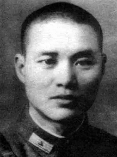 1980年，沈醉到香港探亲，见到了已经改嫁的妻子粟燕萍，沉默片刻后，对妻子的现丈