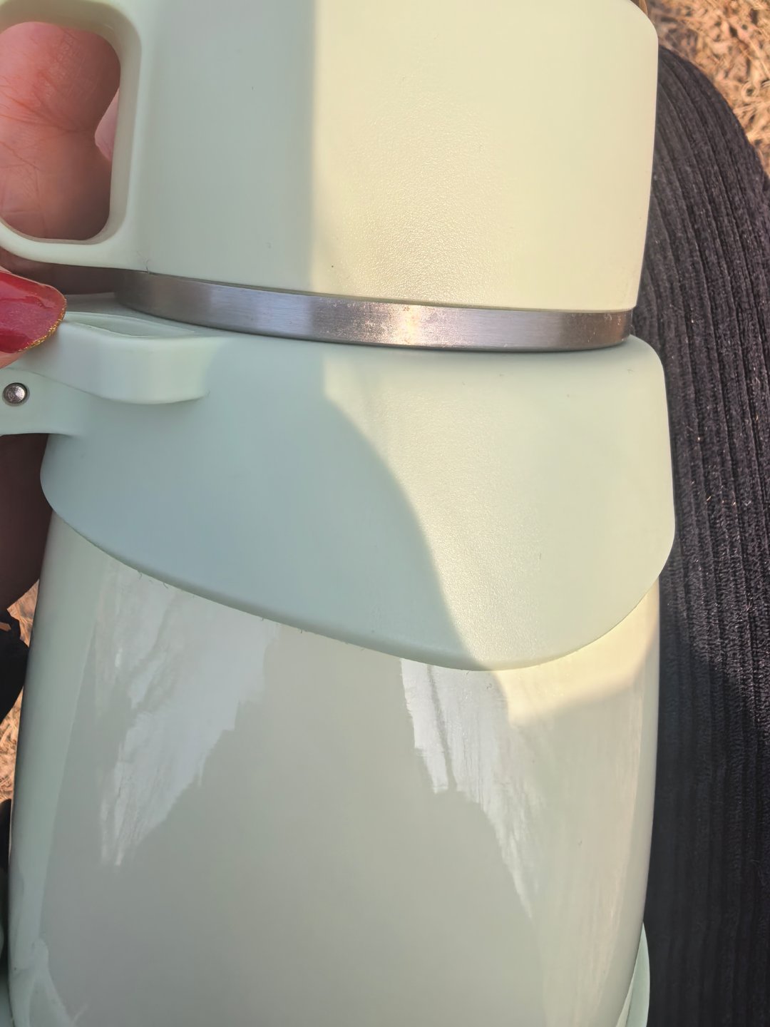 一早就出门啦，找了个小河陪室友钓鱼，我都快喝一壶水了，还没见钓到一条鱼，讲究一个