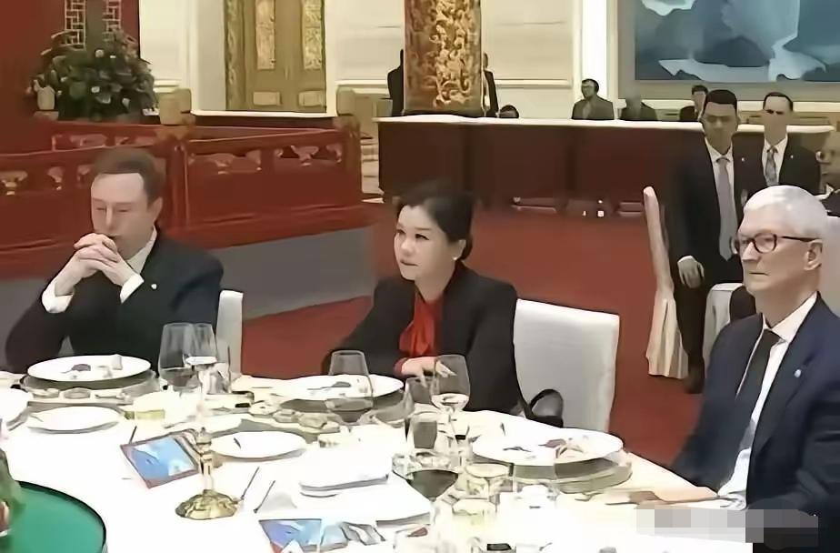 很多人好奇坐在马斯克和库克中间的女人是谁？她叫周群飞，早年出生于湖南湘乡，大专学