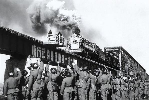 1950年朝鲜战场，每次战斗刚结束，志愿军顾不上休息，就在焦土上四处搜寻。被炸弯