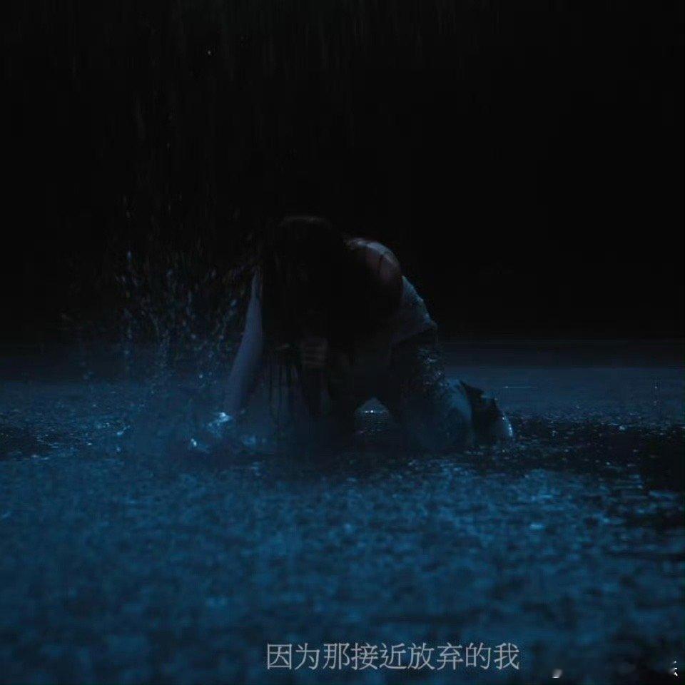 孟佳淋雨下跪镜头 这段戏必须夸爆孟佳！在暴雨中跪地，眼神从绝望到空洞，一镜到底的