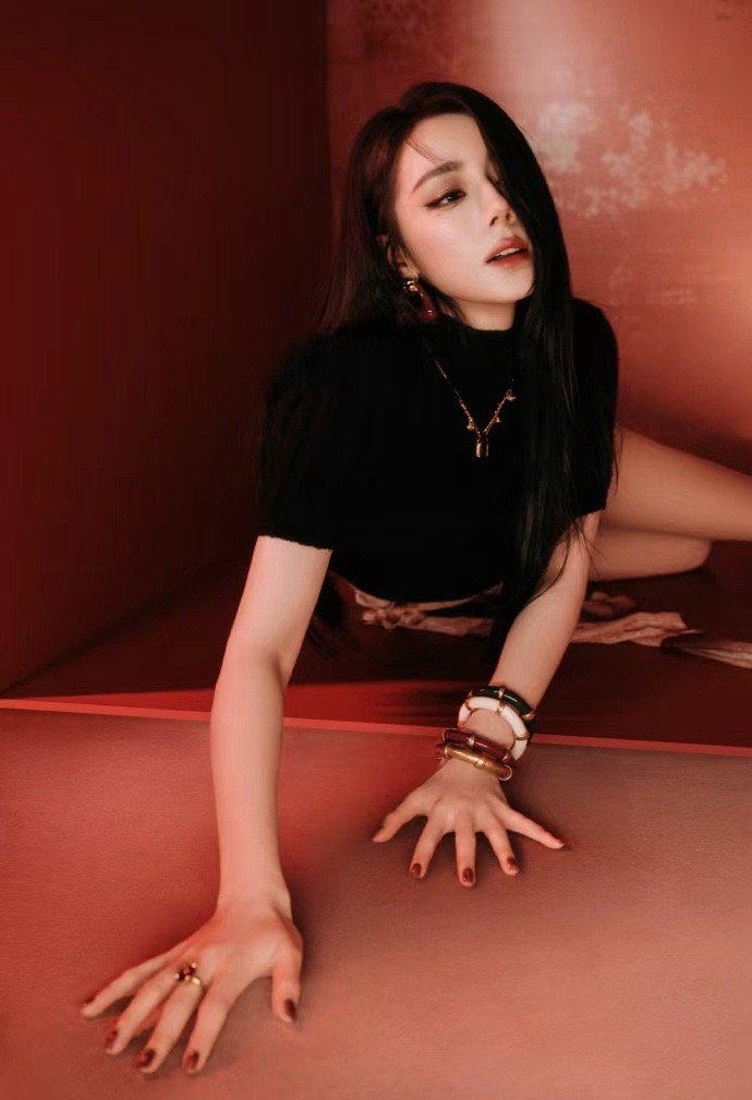 迪丽热巴甜意与锋芒同时发生迪丽热巴贺思慕两场约会 迪丽热巴甜意与锋芒同时发生，今