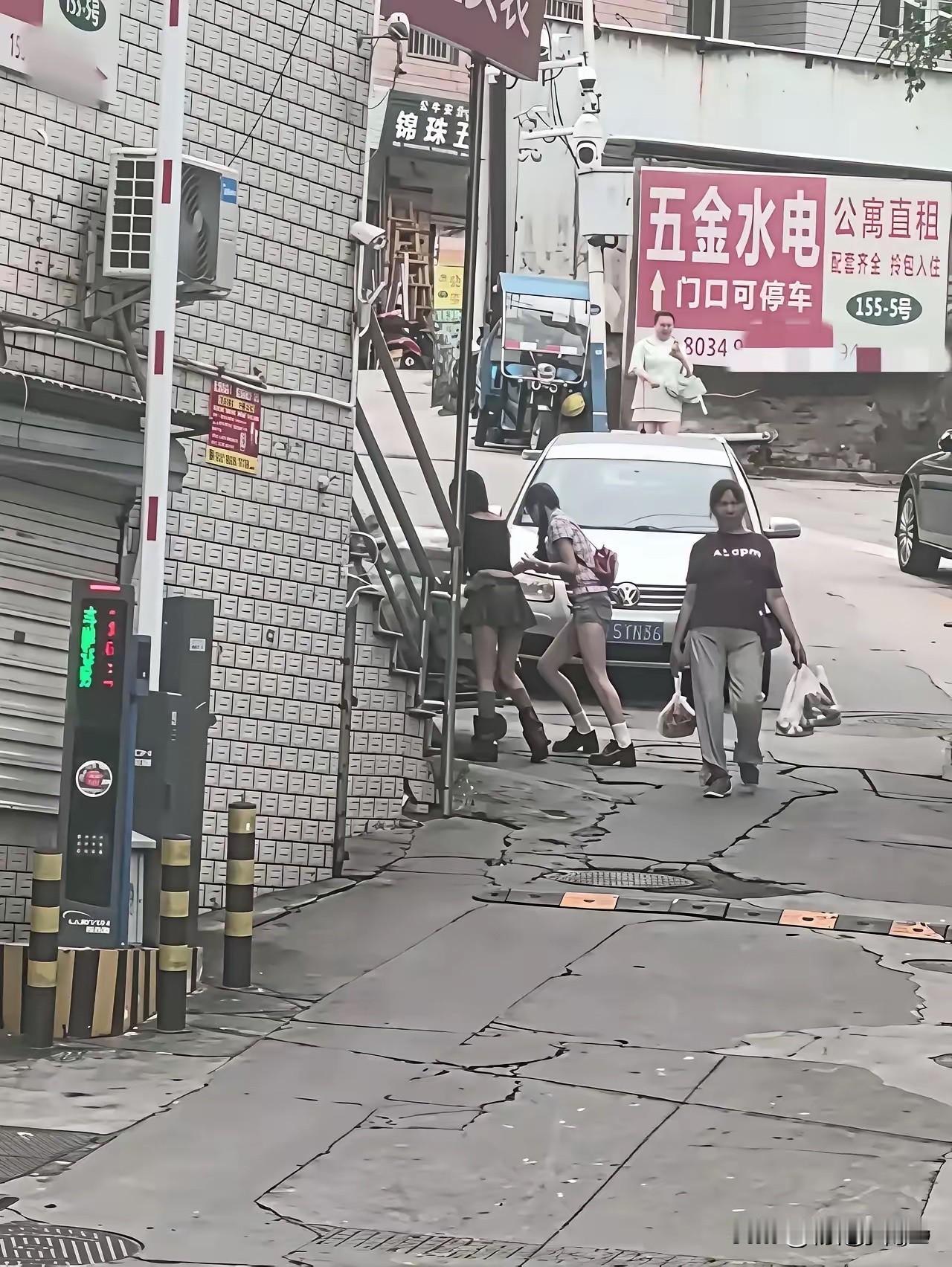 大爱无需刻意装点，它是源自内心的善良！5月6日，一段短短十几秒的视频，没有华丽滤