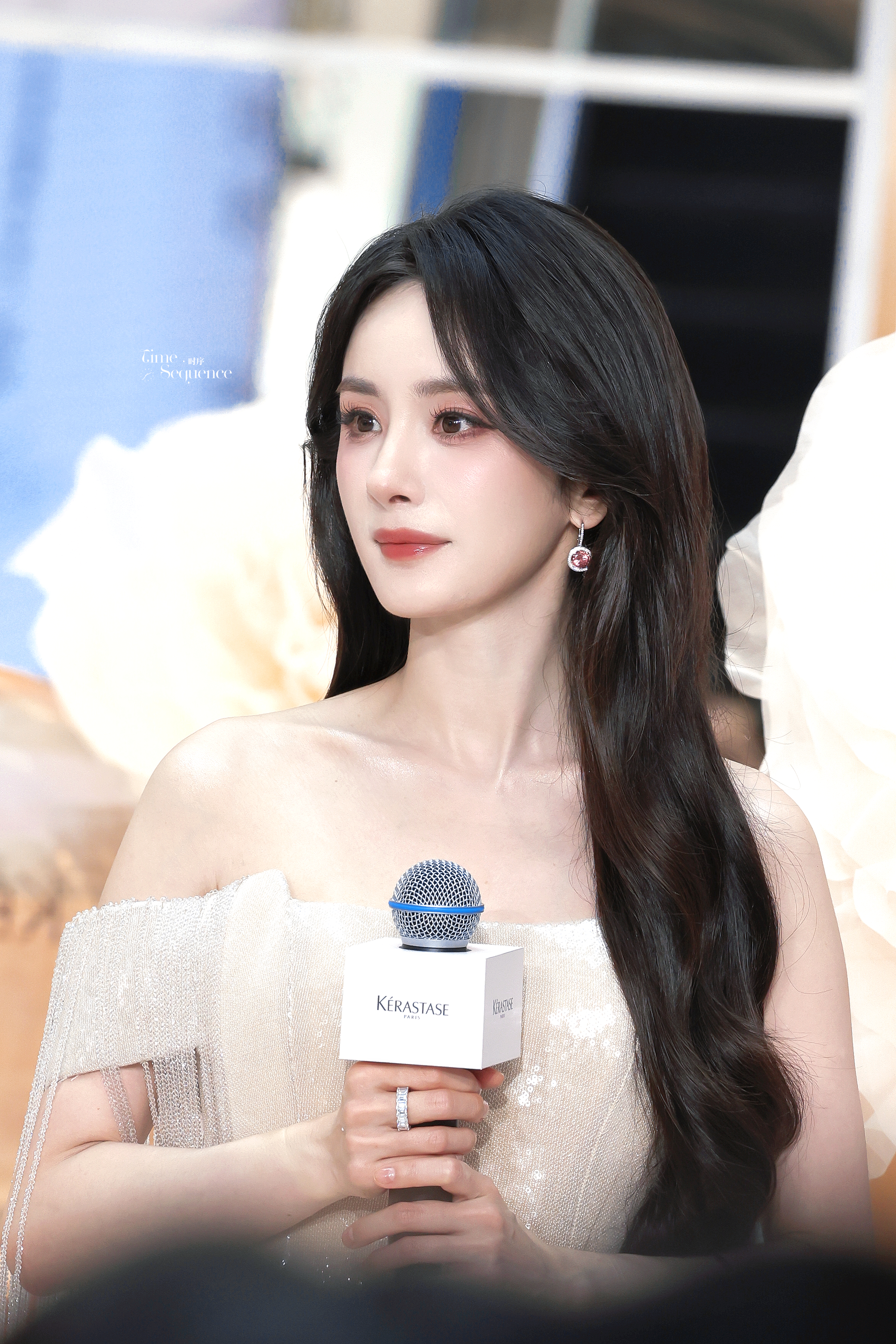 “整个黎明为她倾倒金箔”杨幂巴黎卡诗全球品牌代言人今日星拍放送杨幂三亚卡诗活动人