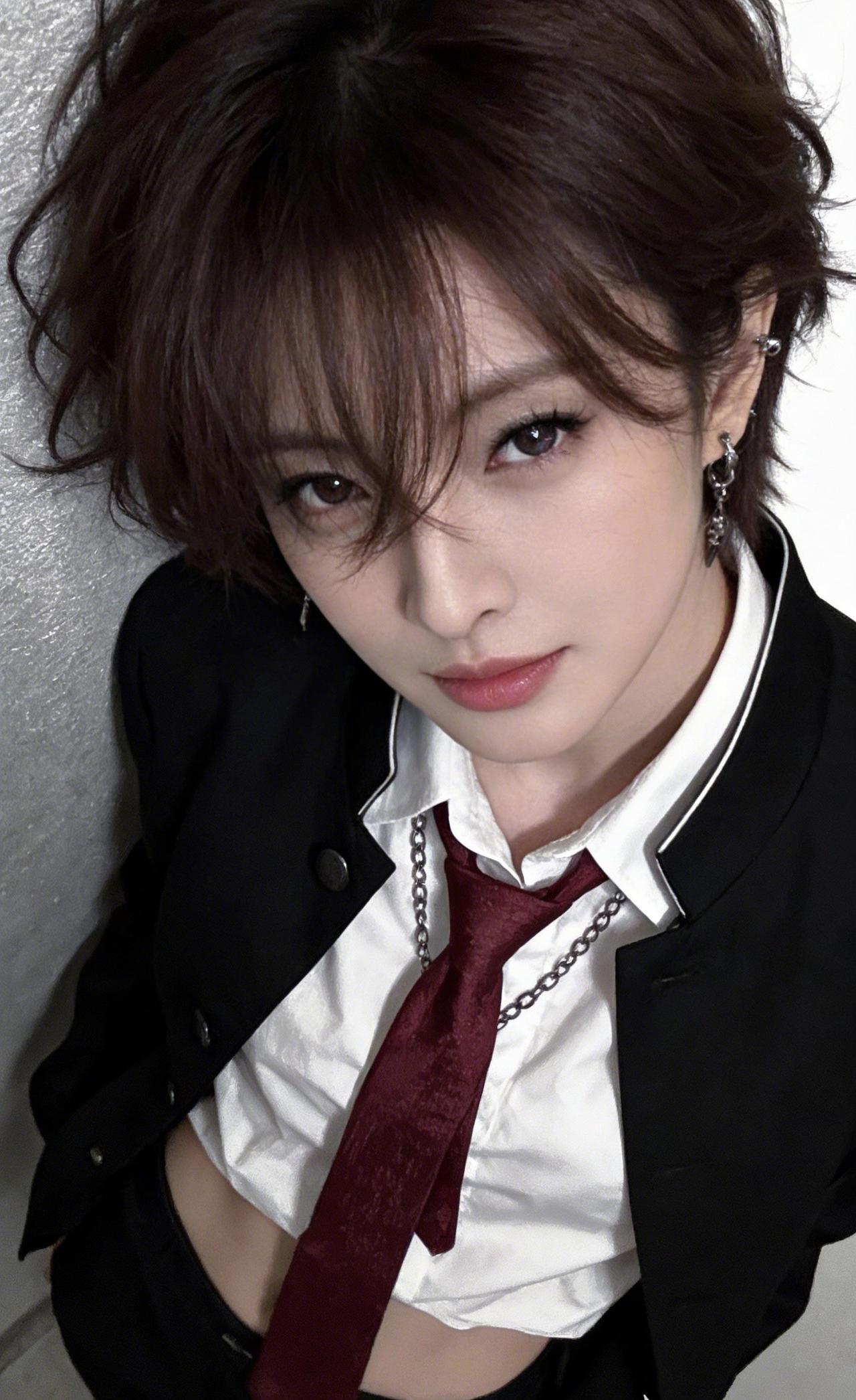 上联：云鬓半垂藏酷意
下联：领巾微散系风华