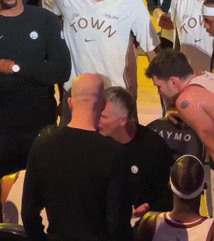 追梦格林摔门离场那一刻，库里突然找回了投篮手感。
科尔当场指责他传球像扔炸药包。