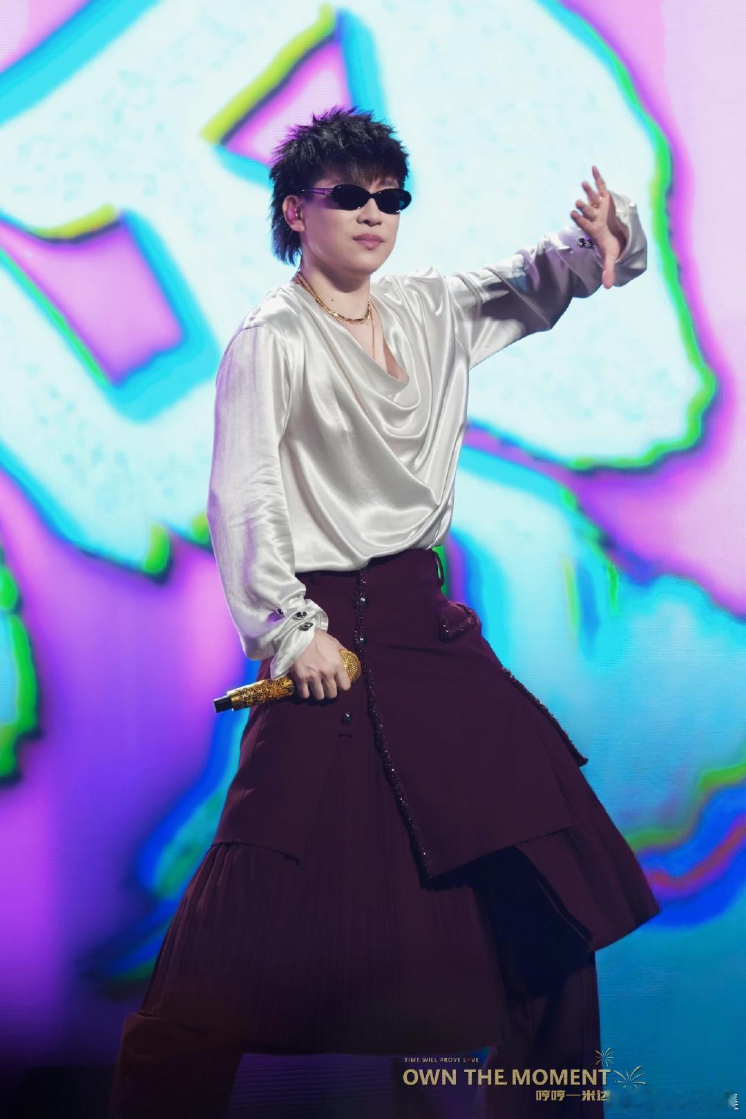 胡彦斌回应被喊歌王胡彦斌在演唱会上被粉丝喊歌王现场震耳欲聋的歌王呼喊，胡彦斌风趣