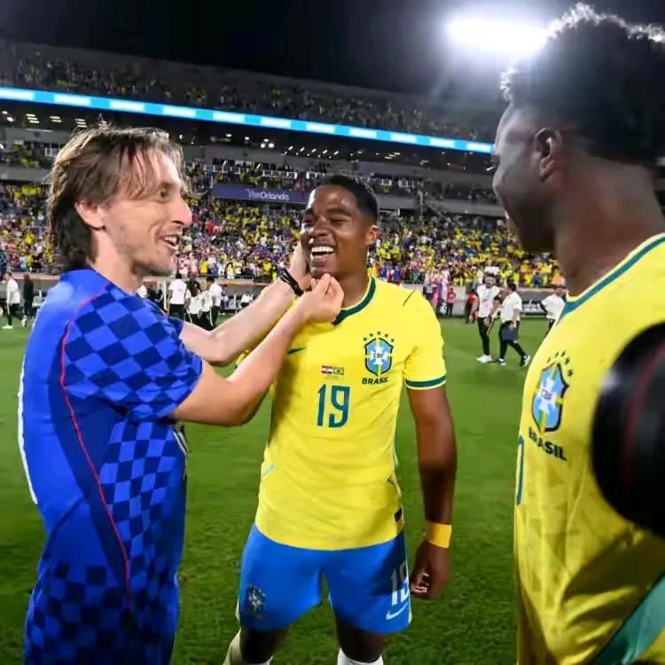 莫德里奇现在就是，世界足坛的活化石、骨灰级中场大师。[赞][赞][赞][赞][赞