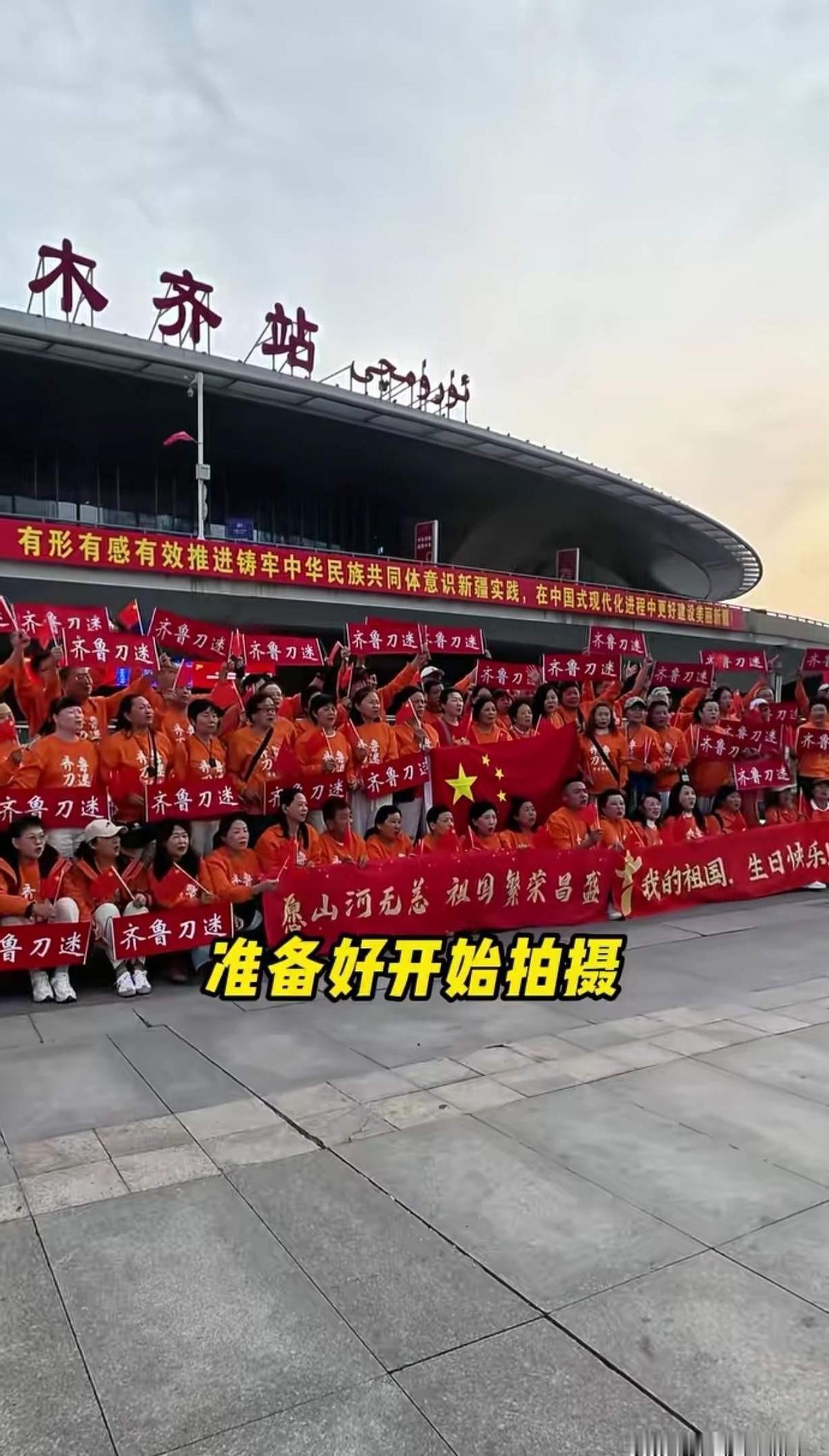 刀郎要在乌鲁木齐开演唱会的消息，一下子就炸了。
全国歌迷都疯了，说要坐专列去，硬