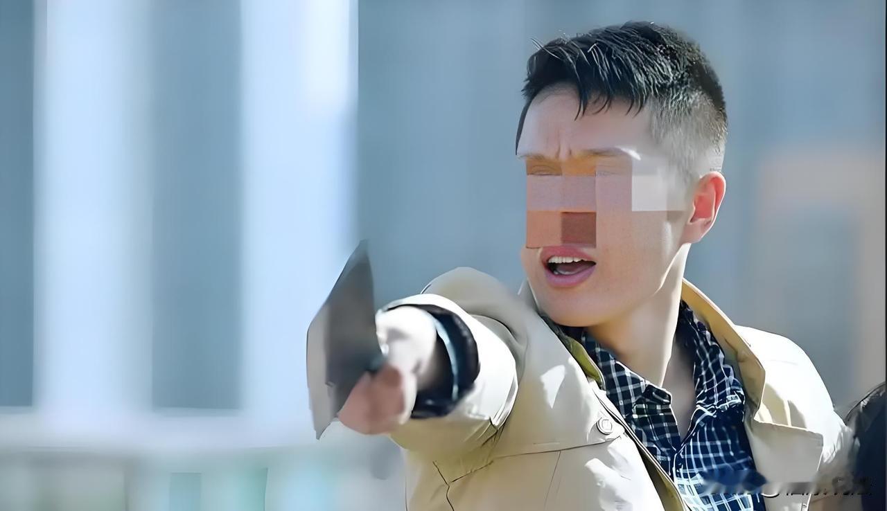 “太冲动！”江苏，男子酒后跑到前妻店铺门口，撞见她和一男性朋友十分亲密，不禁醋意