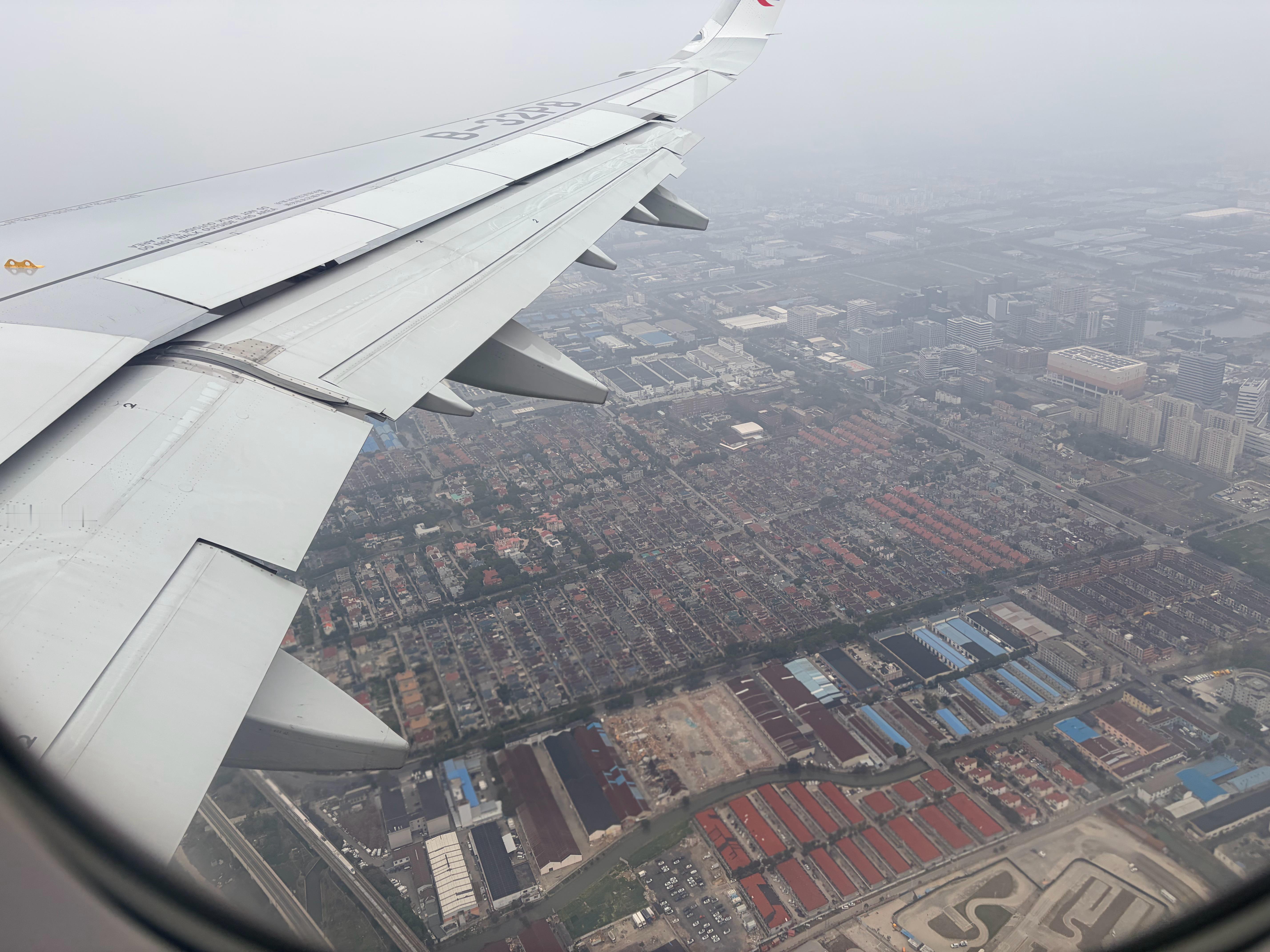 有个感受越来越深：做生意，核心就是"串局"的能力。有个想法不难，难的是把它变成合