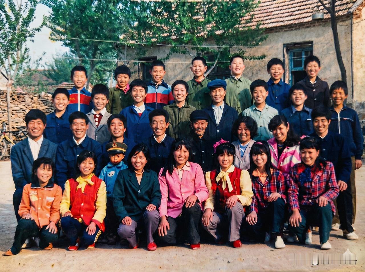 这是一张 1990 年代的山东临沂苍山一乡村小学的五年级毕业照，一眼看上去，那个