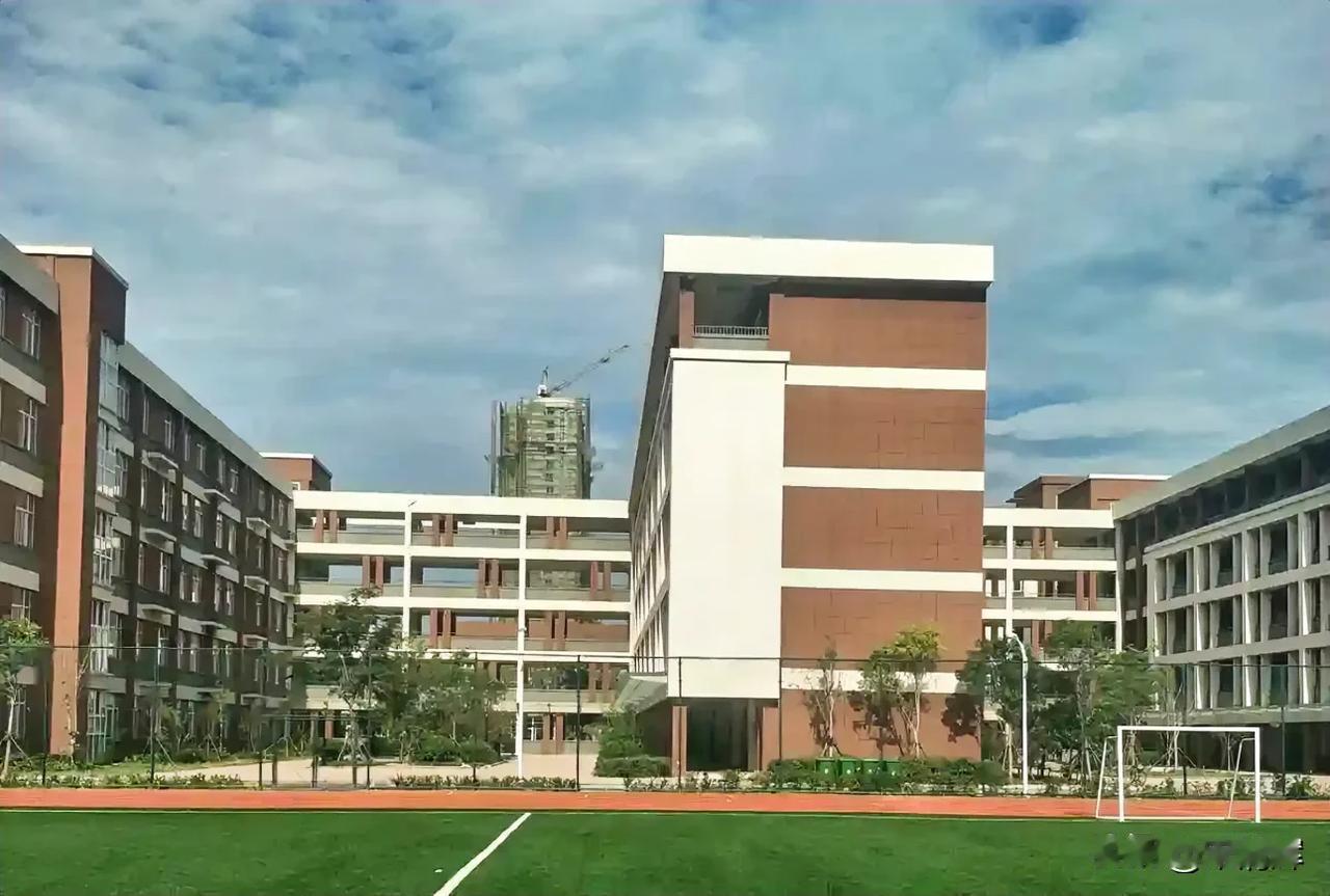 官方通报中学生被老师教育后5楼跳下孩子没事。已是万幸，家长就不要对老师实名举报了