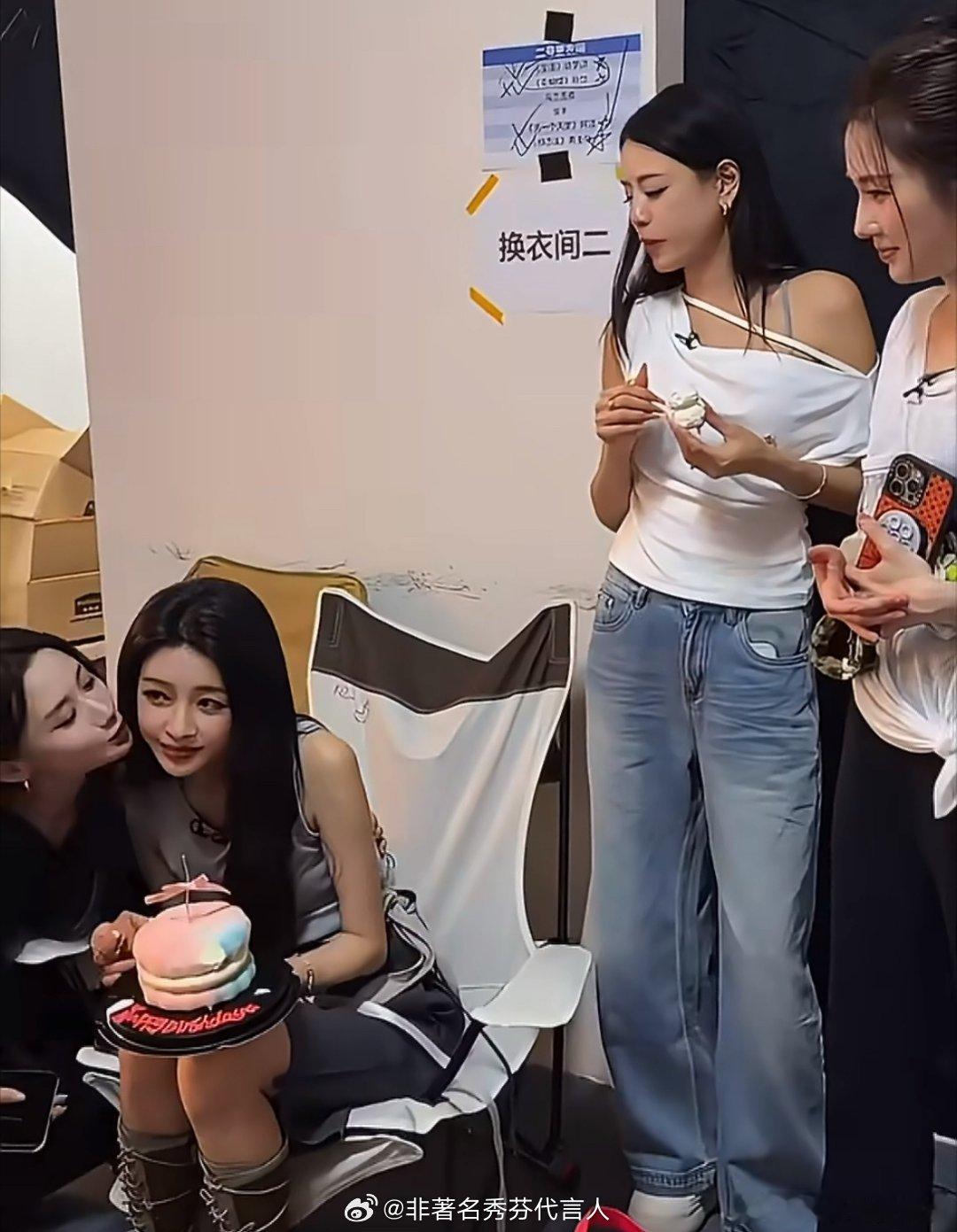 孙怡怎么录节目还接吻戏感觉被姐姐们当做团宠来着！ 