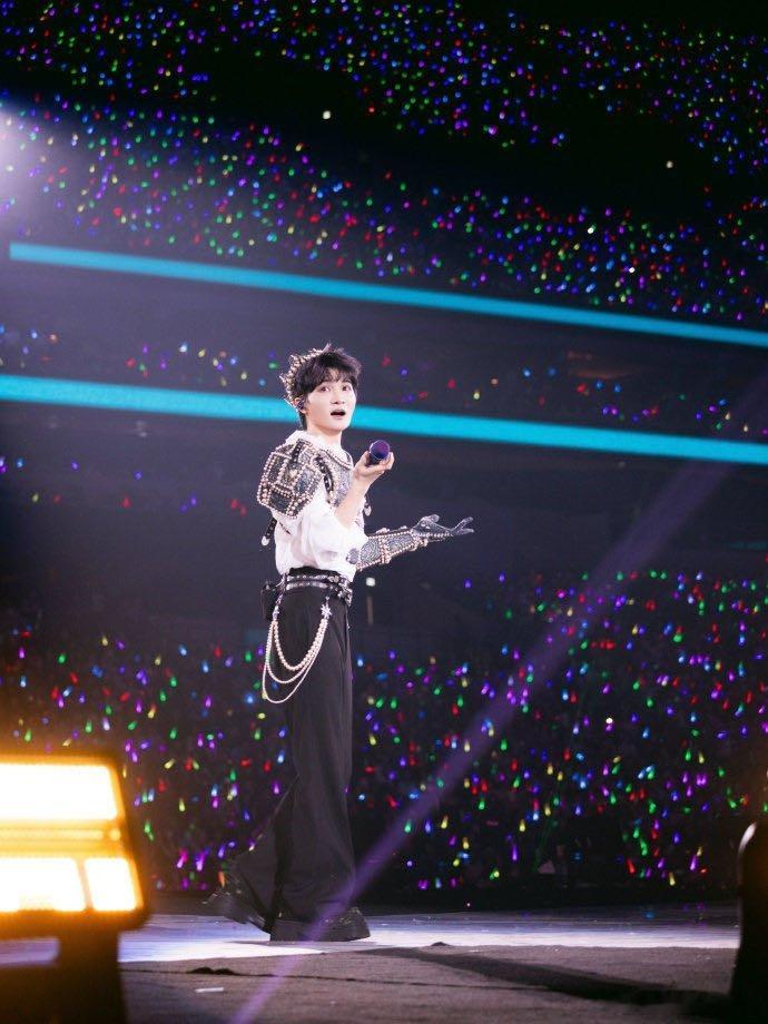 周深被茶餐厅包围了 笑不活了！周深在香港舞台上把丝袜奶茶、菠萝包、鸡蛋仔挨个“掏