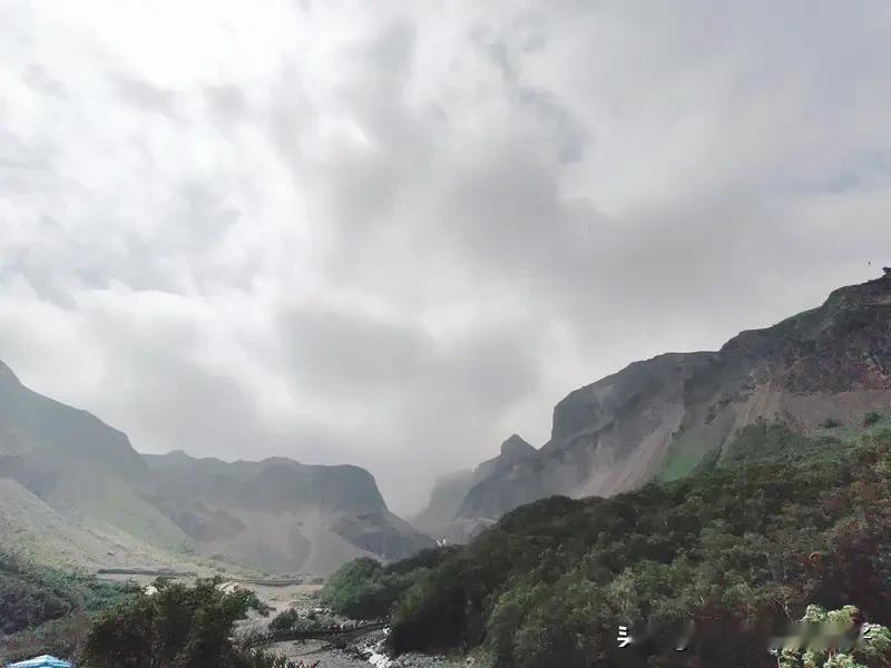 长白山不同月份风景各有千秋。6 - 9月是避暑佳选，平均温度22℃，天池破冰，湖