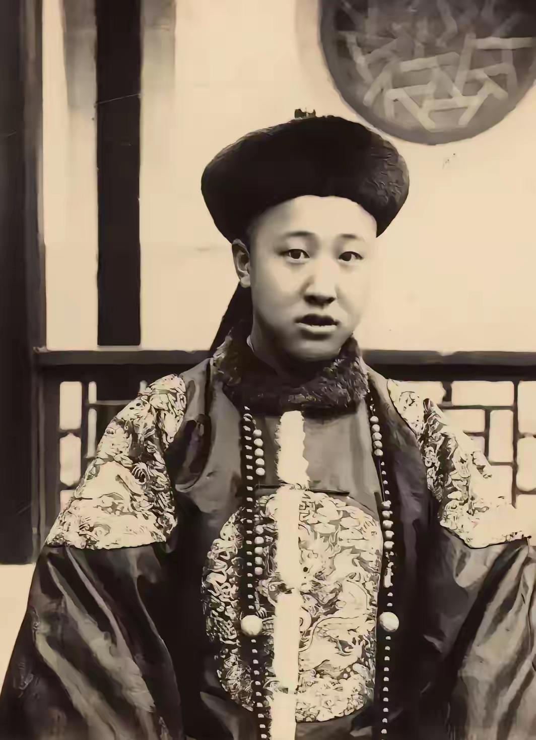 1950年，90万斤小米卖掉醇亲王府：末代摄政王的清醒退场
 
1911年，二十