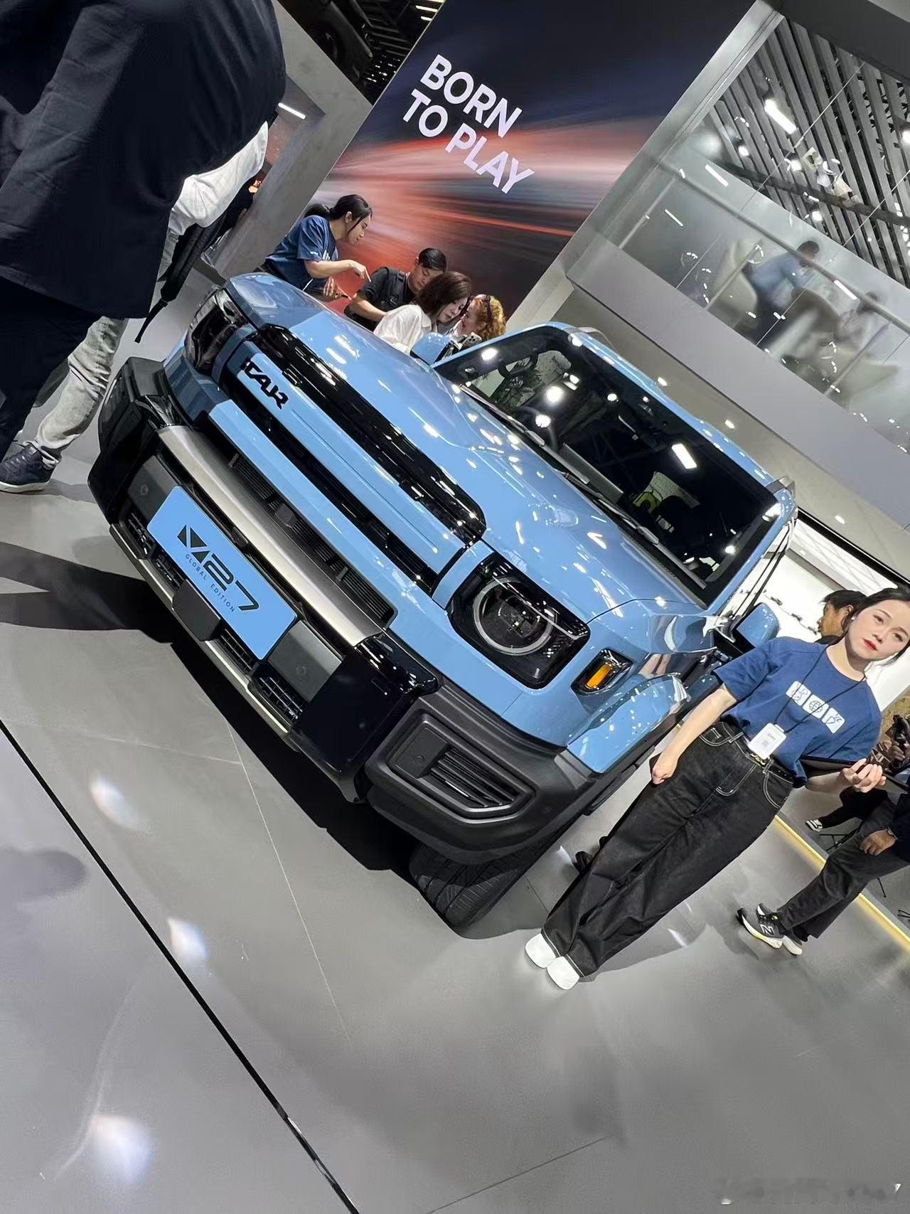 iCAR这次北京车展依旧是主打跨界潮玩，整个展台布置的也很年轻化除了比较火爆的V