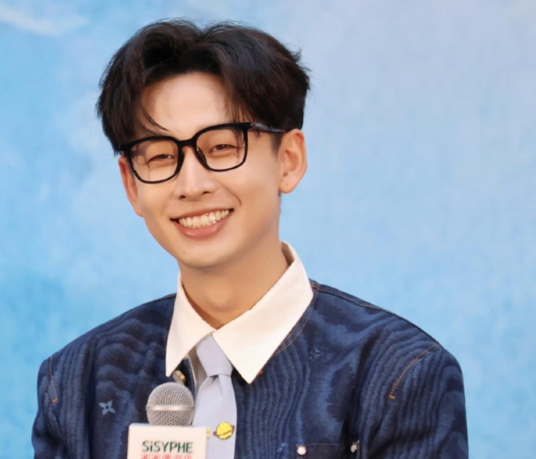 谢娜裙子被踩掉，

齐思钧这波救场才是控场王

浪姐一公直播又出事件了，谢娜穿个