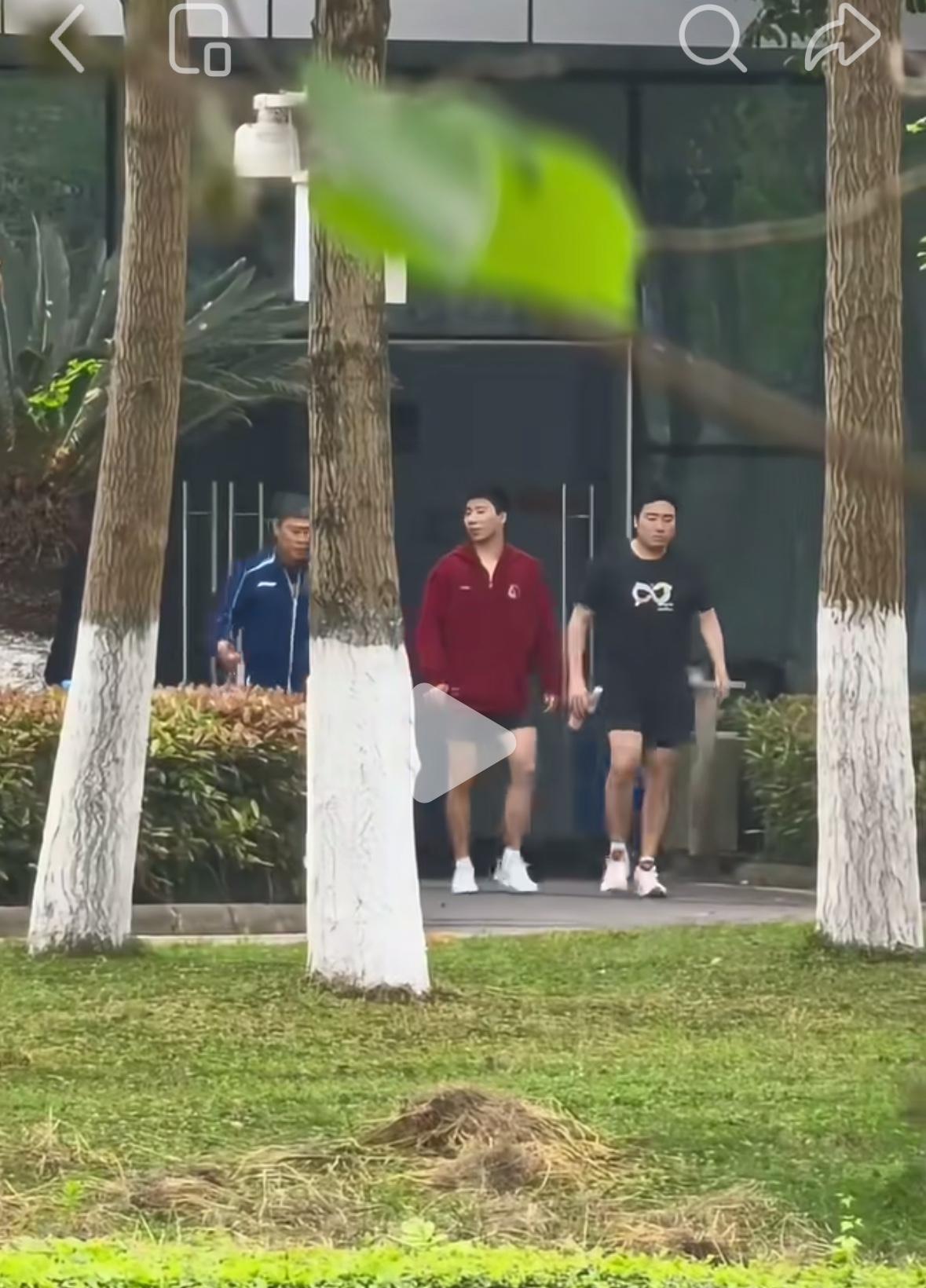 梁靖崑与恩师志强教练一直在努力💪训练——有望获得伦敦世乒赛参赛资格！
梁靖崑在