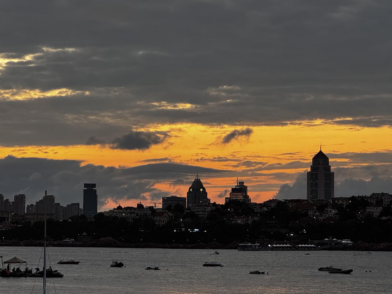 分享一张你们在海滩的照片青岛第二浴场，夕阳西下，八大关风景区游玩尽兴