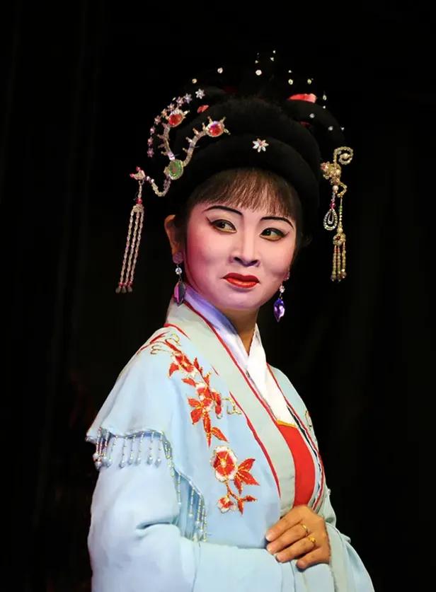 方圆天地，为头条联友对联：
西窗剪烛诗韵绕，
北阁掌灯画魂生。