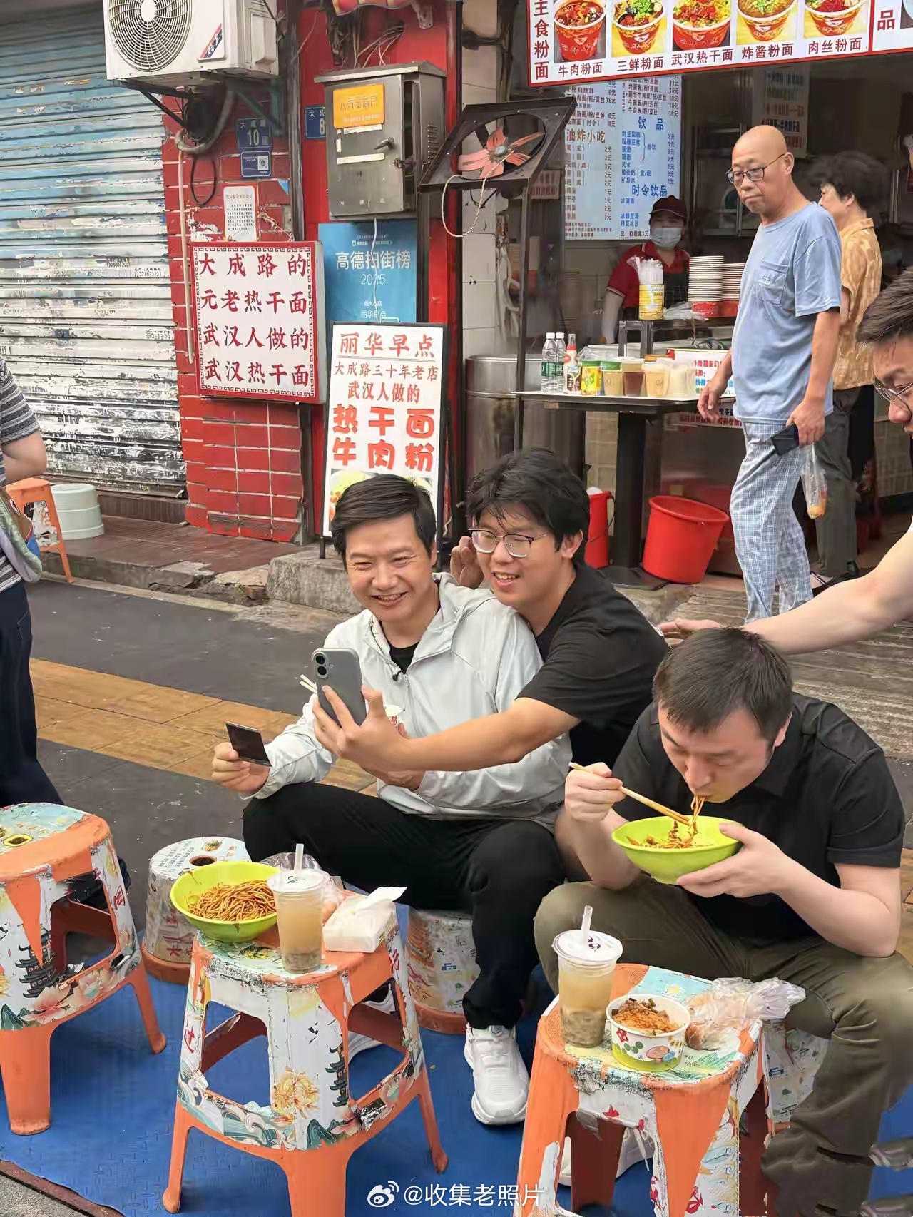 武汉街头，雷军“过早”。路过的粉丝纷纷掏出手机拍照打卡，快60岁的雷布斯真心不显