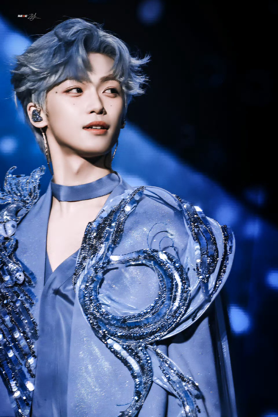 梓渝 zy梓渝未来可期 “仍然有开在泥泞里的花，明晃晃的夏天，我喜欢这个世界更喜