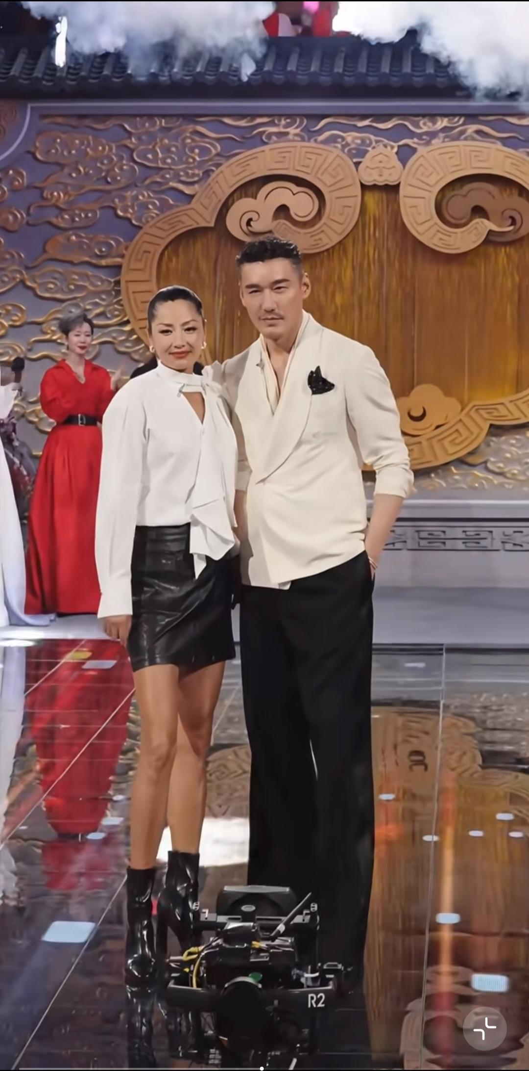 瞿颖，好纳闷腿的颜色，为什么比脸还要黑。