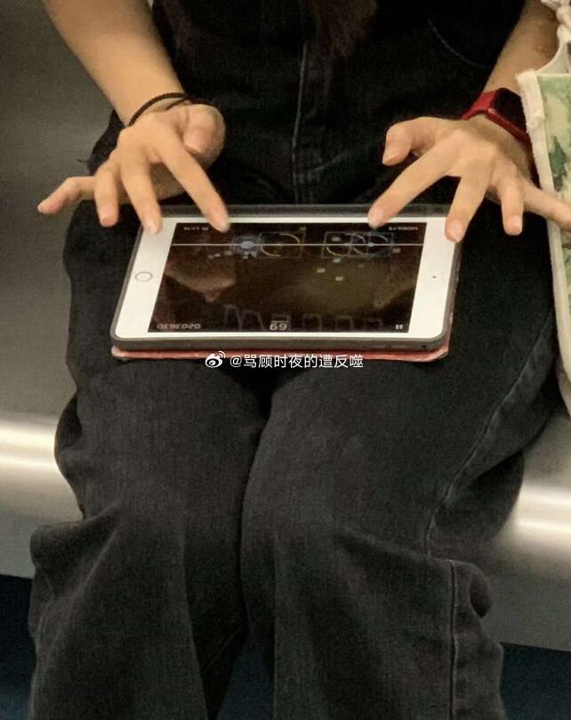 那么老的平板还好意思拿出来玩啊 
