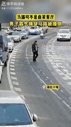 【这起交通事故怎么赔偿】男子无视道路标识和交通法规，迈着六亲不认的步伐横穿马路。