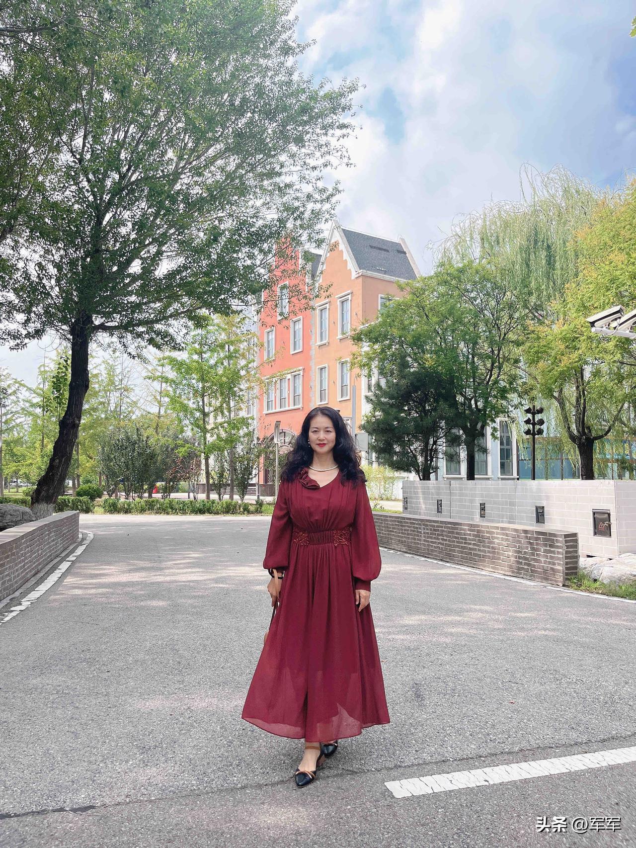 我53岁了。

都说女人年龄大了，买衣服就要买贵的品质好的，不要穿那些便宜的衣服