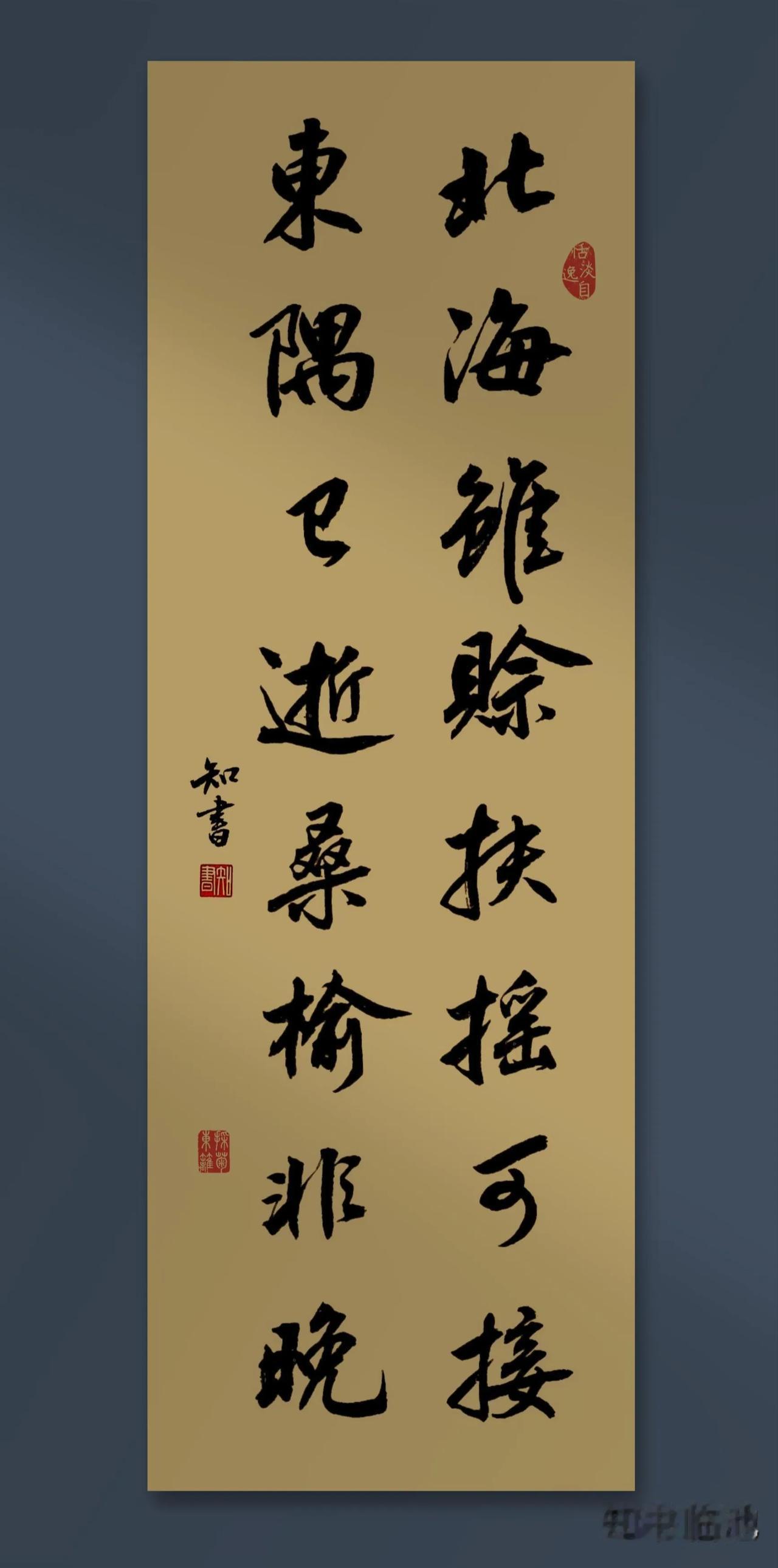 #健康生活大宝典# 
长时间坐在那儿看手机，主要的危害有三个：视力下降、腰疼、前