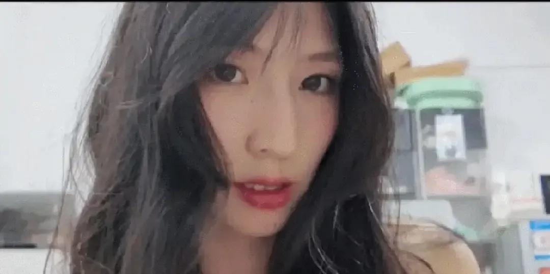 吴梦洁换了个妆发，照片一出我差点没认出来，眼线一挑，刘海一撩，直接从排球场蹦到时