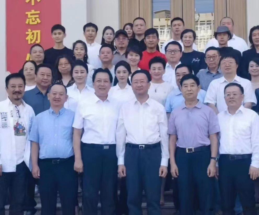 #杨幂王一博参加座谈会##杨幂王一博一起参加广电座谈会#  两个人都不错 ​​​