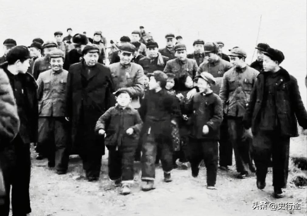 1953年，毛主席等人在黄鹤楼，瞧那个小男孩，比伟人还有气势。

1953年，武