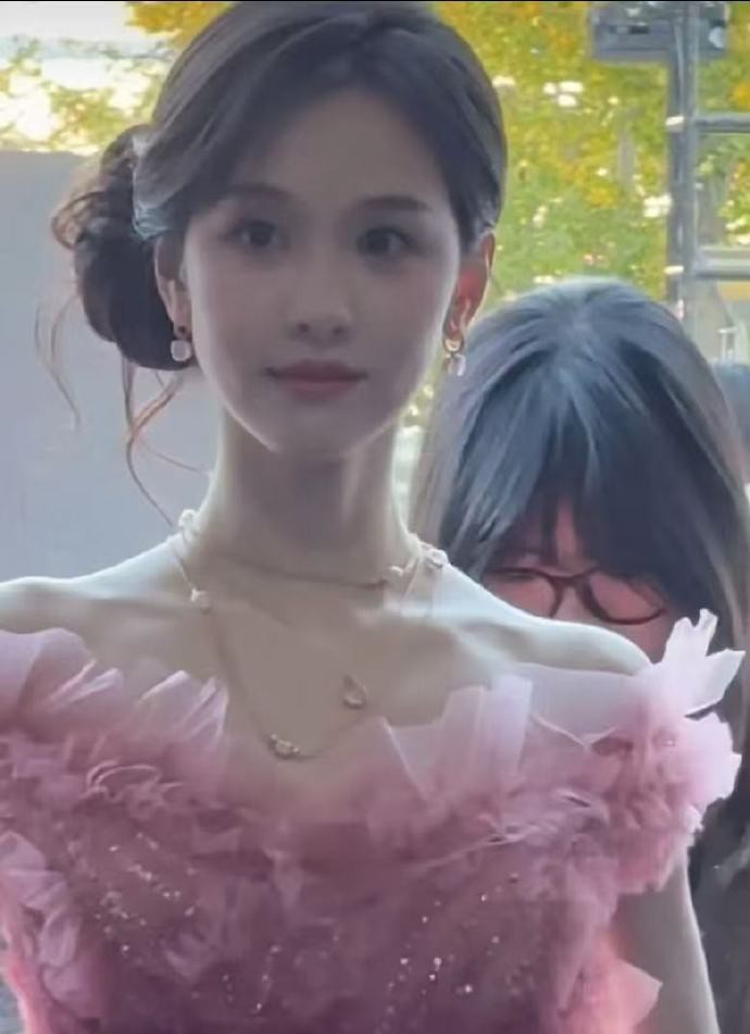 老天奶，她好漂亮啊！！！ 