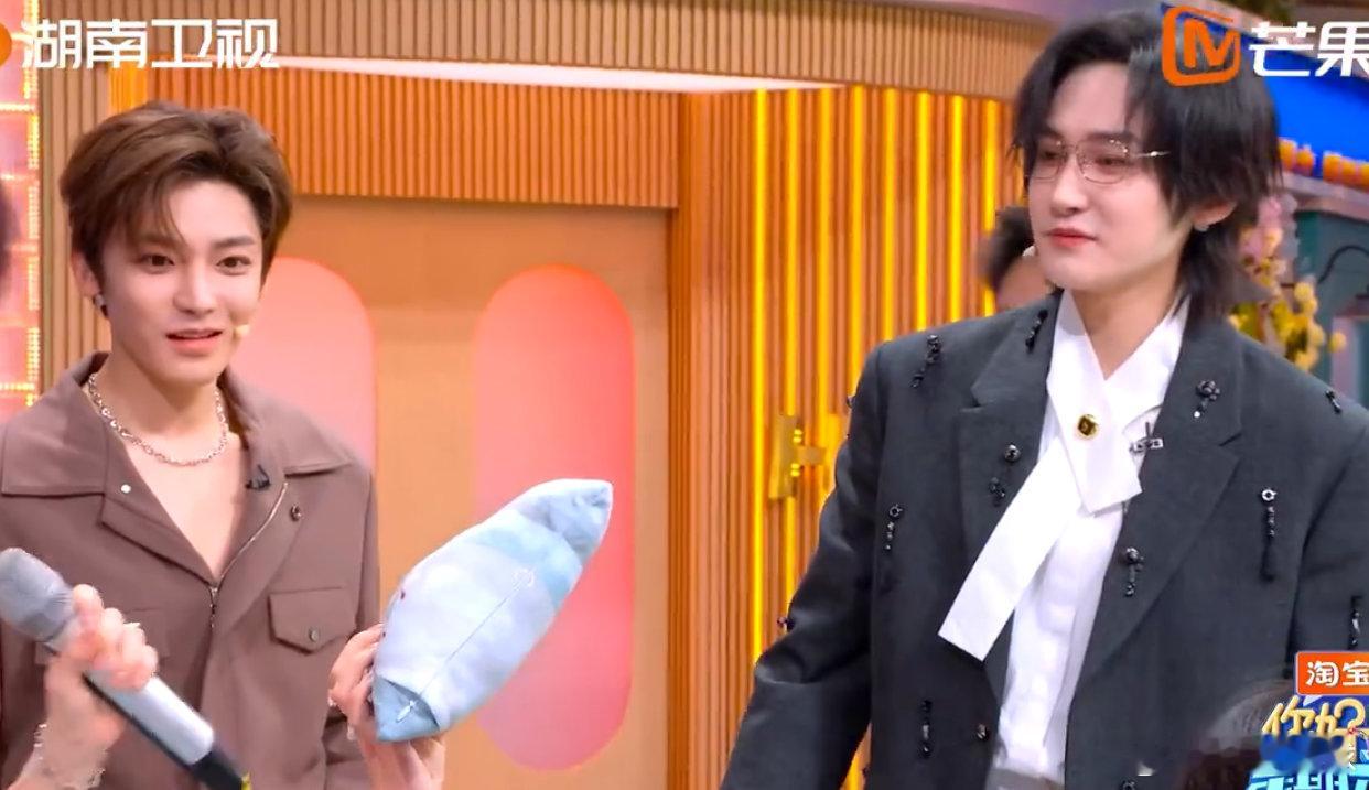 侯明昊上翘的嘴角一秒就下来了本来还在为古风小生抱枕心动，结果听到沙包二字，侯明昊