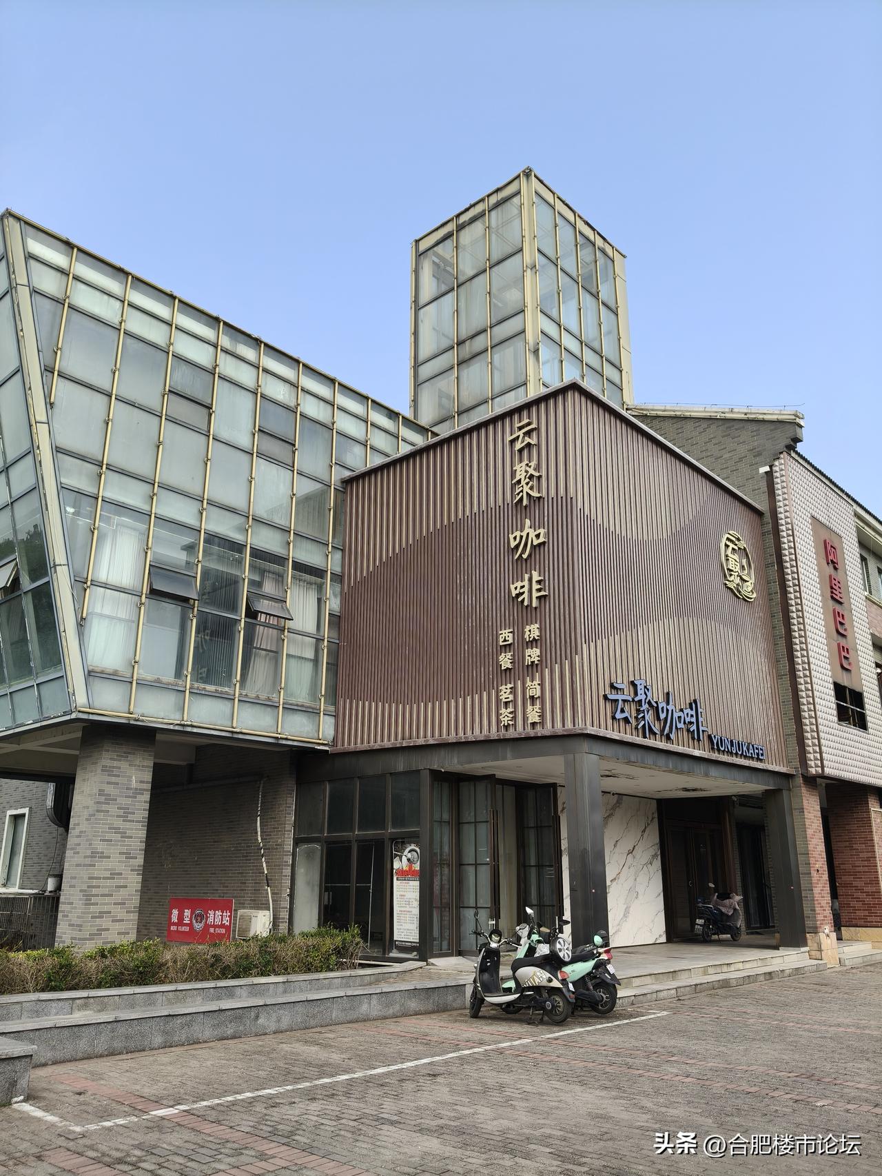 在合肥回迁房中间的商业也不是很好干了。合家福超市都能干倒闭了。看着人很多，车都不