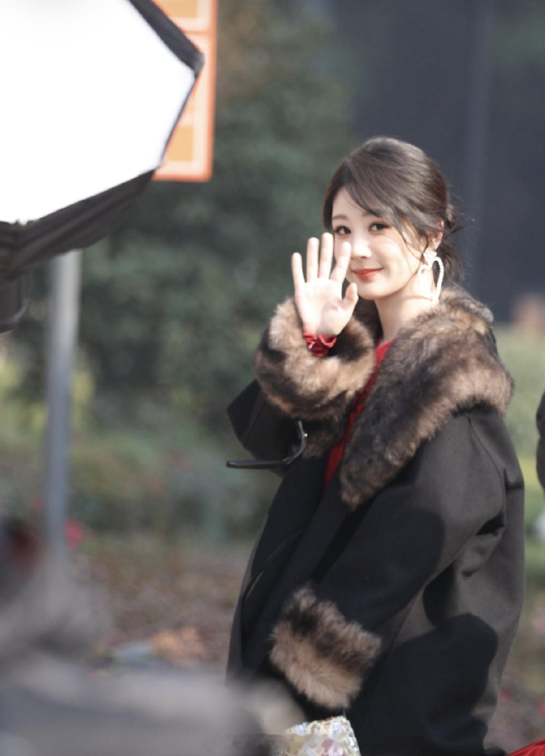 杨紫红裙好明媚杨紫华伦新春活动照，红裙好亮眼