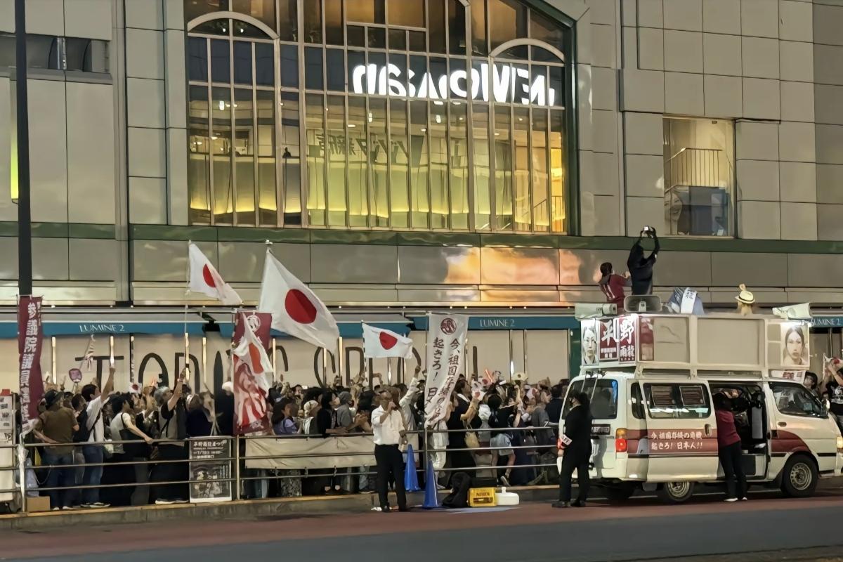 日本急于突破“和平宪法”限制，本质是右倾政治势力推动下的军事扩张与战略转型。
_