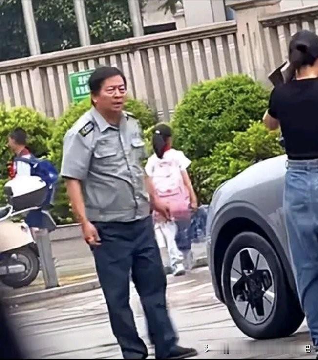 打人的保安大爷被停职了，但愿他不会被开除，毕竟自己也是为了公司。

虽然他们是外