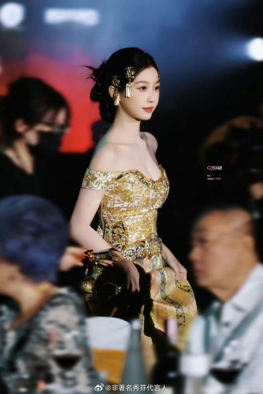 虞书欣泰国红毯压轴小虞身材真好 