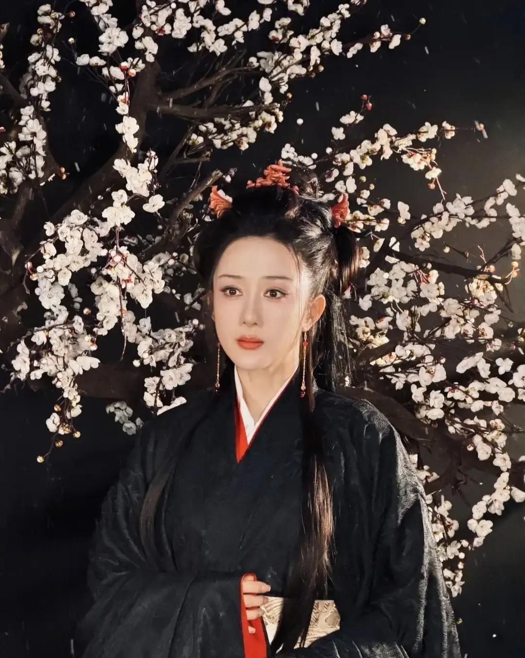 何润东的项羽刚赢完掌声，李依晓的虞姬却要顶着一张“新脸”登场
4月18日，何润东