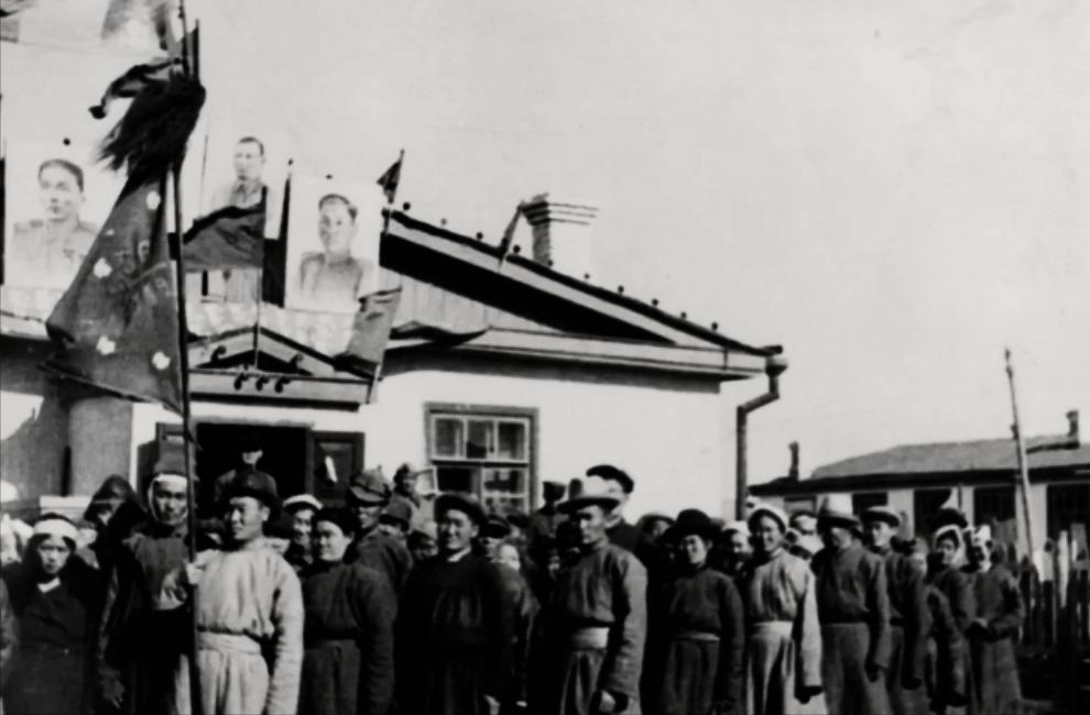 1938年，苏联以残忍的方式处决了多名外蒙古高官显贵，其中包括蒙古王后吉尼皮尔。