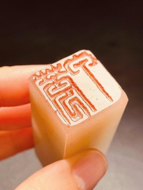 在繁华都市的一隅，有个小小的篆刻工作室，主人叫林羽。他是个痴迷于篆刻艺术的年轻人