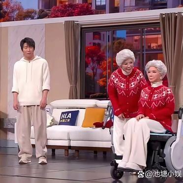 2026年总台春晚，蔡明推着轮椅出场。
轮椅上坐着另一个“蔡明”。
观众盯着屏幕