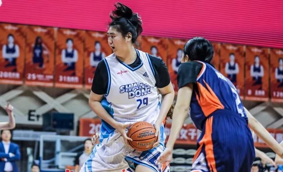 WCBA季后赛首轮，山东女篮客场78-91不敌新疆，但18岁中锋张子宇的横空出世
