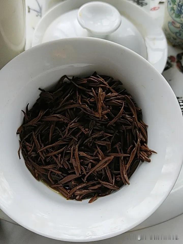 红茶
不错哦
金骏眉确实还是高端的好喝
那种几块钱的[笑哭][笑哭][笑哭][笑